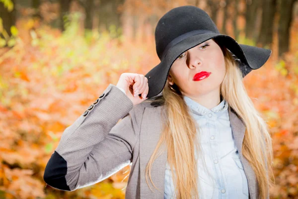 Jong meisje in zwarte hoed — Stockfoto