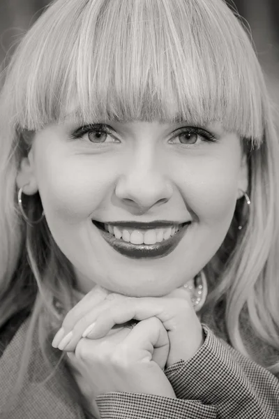 Närbild av leende blond flicka — Stockfoto