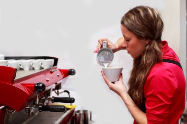 cappuccino yapmak süt dökülen garson