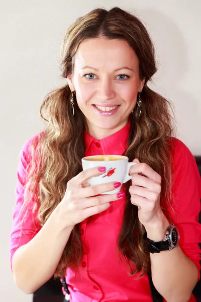 Žena pije cappuccino — Stock fotografie