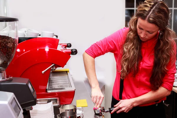 Girl making cappuccino — Stock Photo, Image