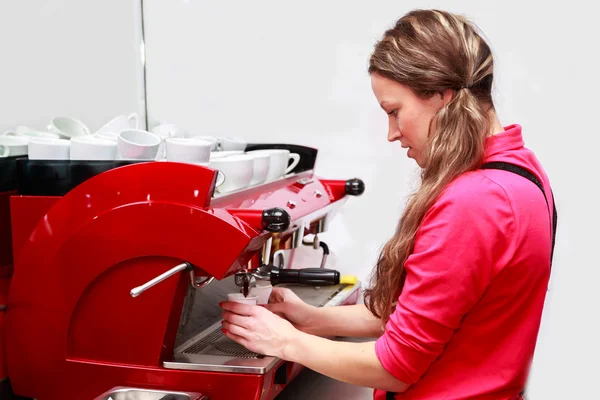 Garçonete fazendo cappuccino na máquina de café — Fotografia de Stock