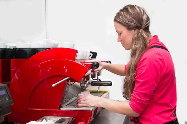 Garçonete fazendo cappuccino na máquina de café — Fotografia de Stock