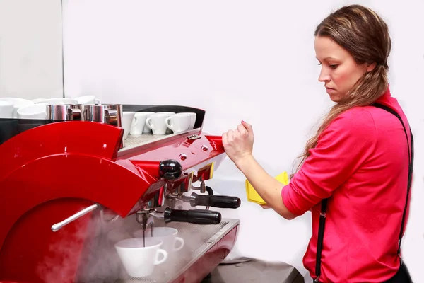 Waitress making cappuccino at coffee machine — Stock Photo, Image