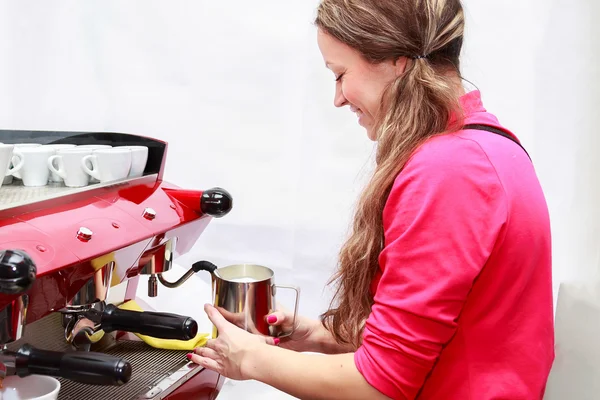 Garçonete fazendo cappuccino na máquina de café — Fotografia de Stock