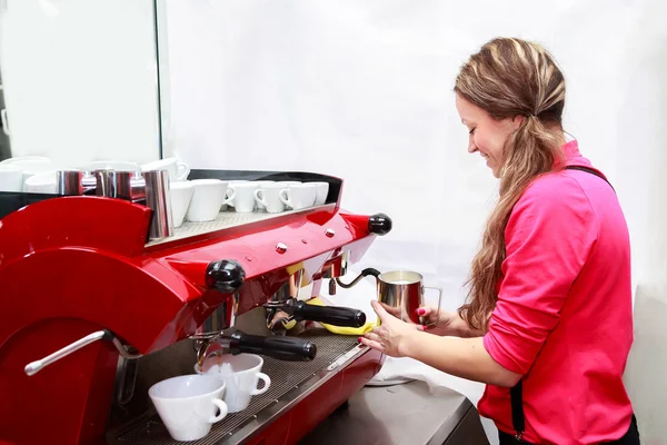 Servitrisen att göra cappuccino på kaffebryggare — Stockfoto