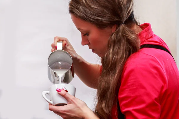Cappuccino yapmak süt dökülen garson — Stok fotoğraf