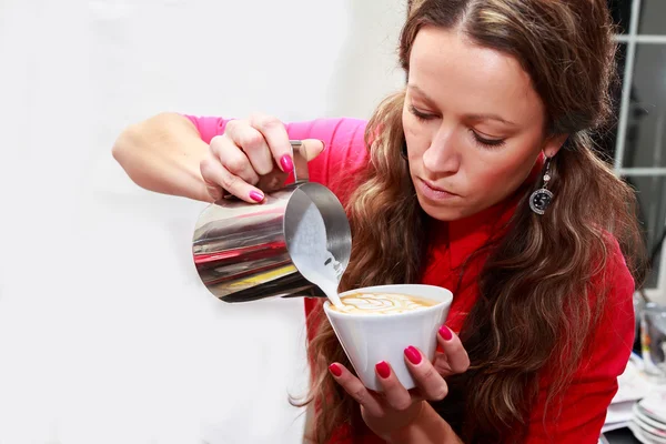 女服务员倒牛奶制作卡布奇诺咖啡 — 图库照片