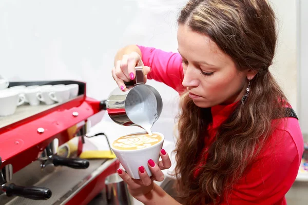 Kelnerka wlewając mleko co cappuccino — Zdjęcie stockowe