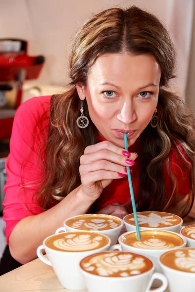 Tüp bir kafede bir cappuccino içme kadın — Stok fotoğraf