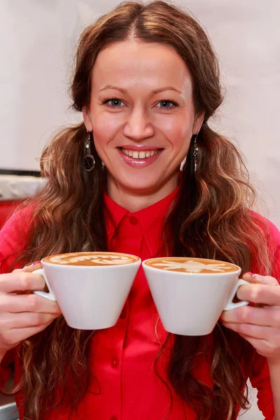 Vrouw met twee cappuccino — Stockfoto