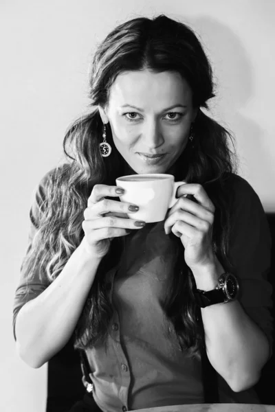 Vrouw drinken een cappuccino — Stockfoto