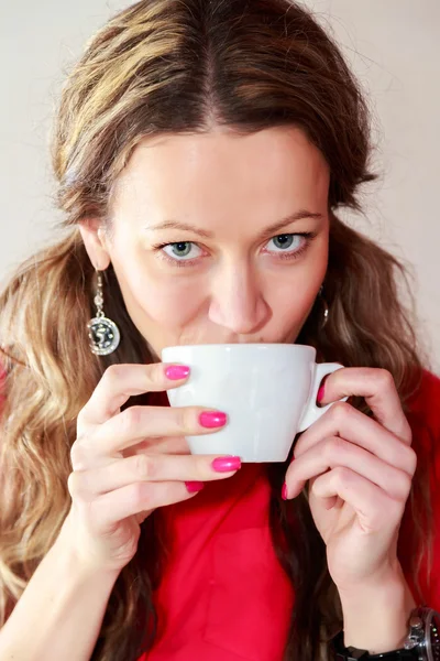 Mulher bebendo um cappuccino em um café — Fotografia de Stock
