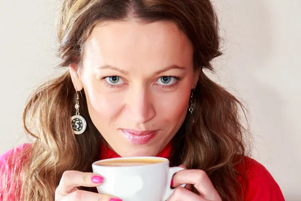 Kobieta pije cappuccino — Zdjęcie stockowe