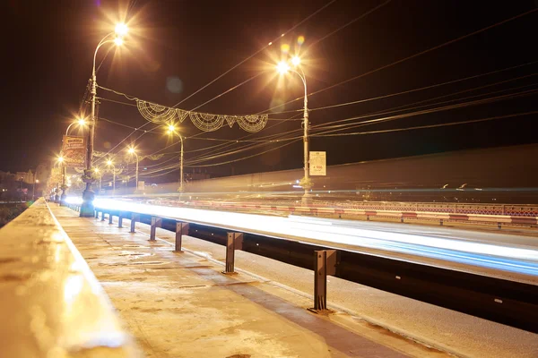 Auto's doorgeven aan een stad weg — Stockfoto