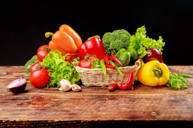 sepet içinde taze bio bitkisel