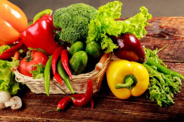 sepet içinde taze bio bitkisel