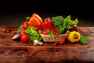 sepet içinde taze bio bitkisel