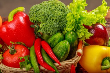 sepet içinde taze bio bitkisel