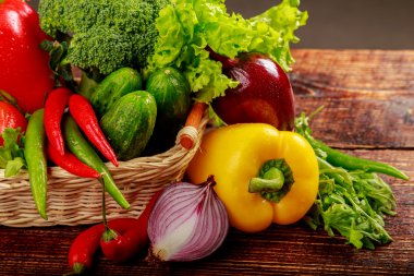 sepet içinde taze bio bitkisel