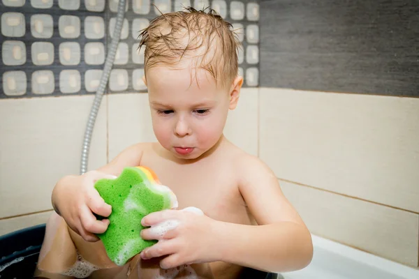 小男孩在浴缸里洗过澡 — 图库照片