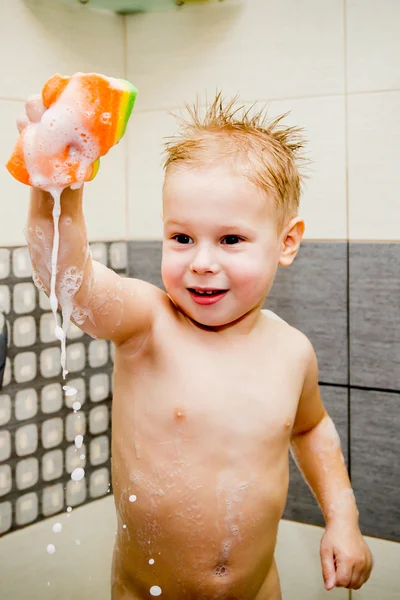 욕조에서 목욕을 어린 소년 — 스톡 사진