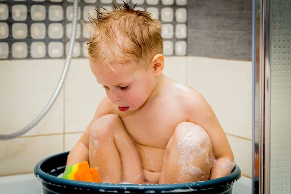 Le petit garçon est baigné dans la baignoire — Photo