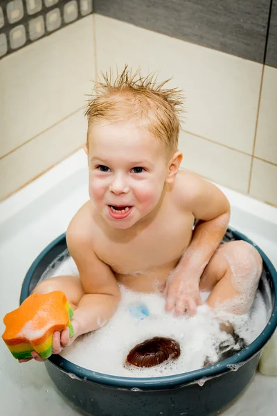 욕조에서 목욕을 어린 소년 — 스톡 사진