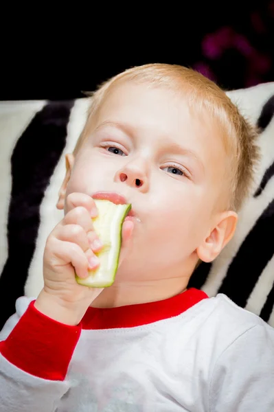 Kleine jongen eten komkommer — Stockfoto