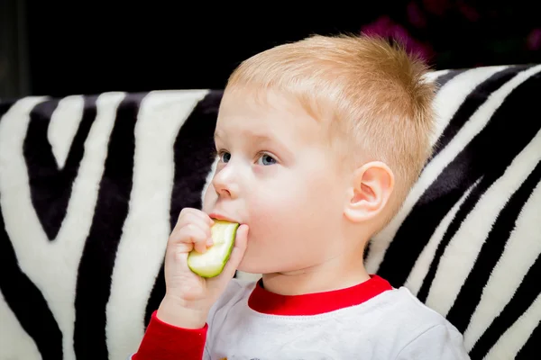 Kleine jongen eten komkommer — Stockfoto