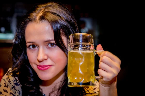Брюнетка с карими глазами пьет пиво — стоковое фото
