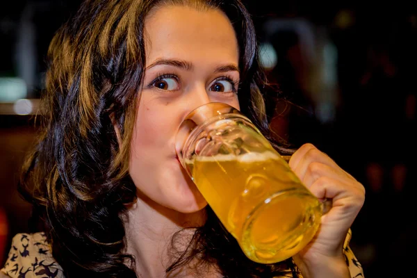 Brünette mit braunen Augen trinkt Bier — Stockfoto