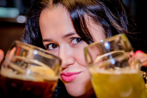 Bruna agli occhi marroni bere birra — Foto Stock