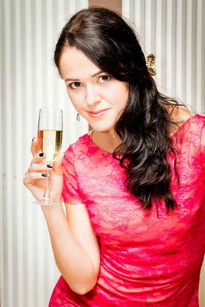 Fille en robe rose boire du champagne — Photo