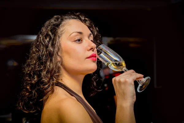 Donna che beve champagne — Foto Stock