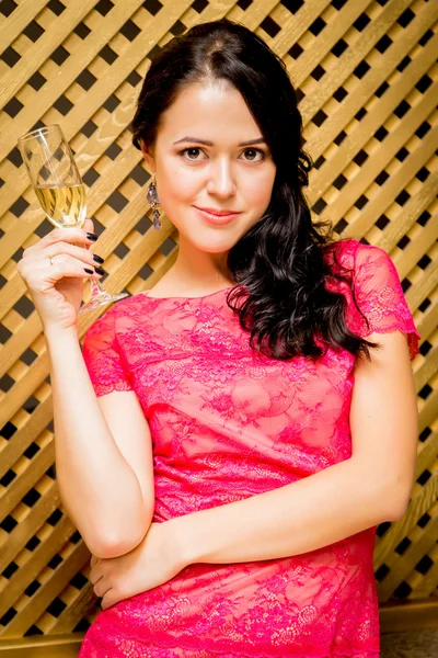 Chica en vestido rosa beber champán — Foto de Stock