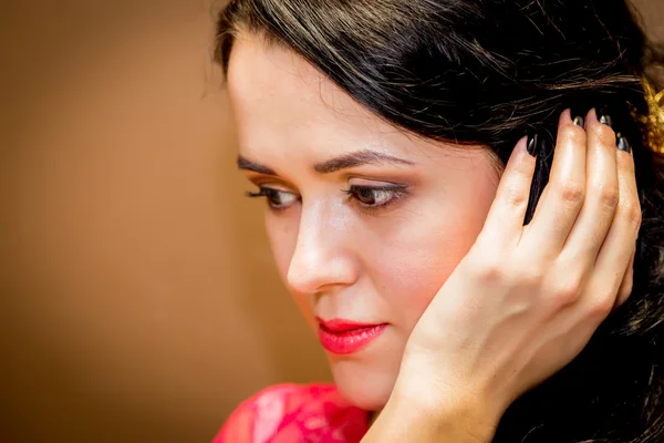 Brunette girl with brown eyes looking down — Stock fotografie