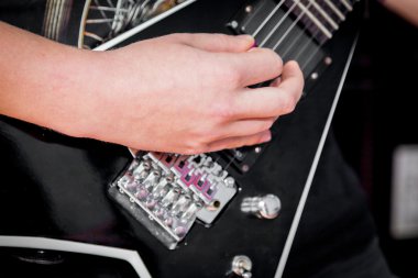 Elektro gitar çalan adam