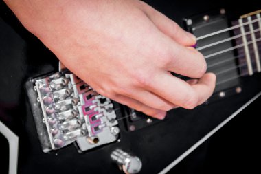 Elektro gitar çalan adam