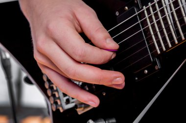 Elektro gitar çalan adam