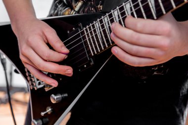 Elektro gitar çalan adam