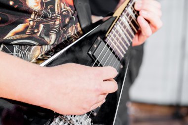 Elektro gitar çalan adam