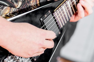 Elektro gitar çalan adam