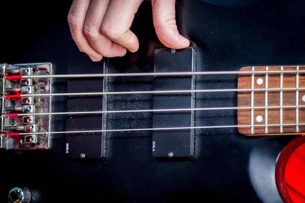 Homem tocando guitarra elétrica — Fotografia de Stock