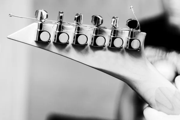 Segure a guitarra — Fotografia de Stock