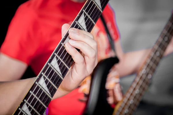 Mann spielt E-Gitarre — Stockfoto