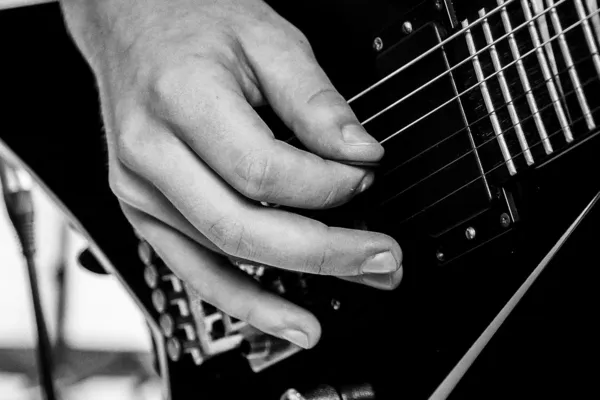 Mann spielt E-Gitarre — Stockfoto