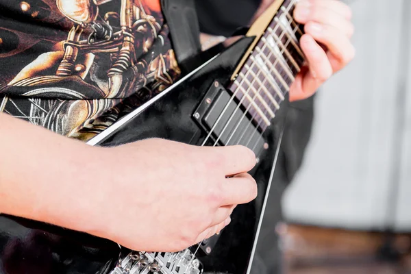 Mann spielt E-Gitarre — Stockfoto