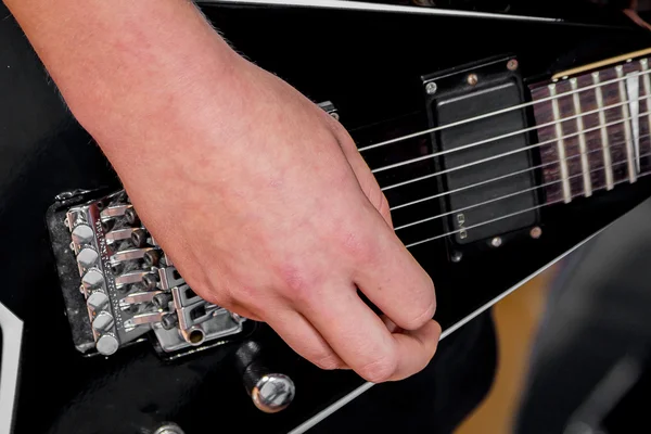 Homme jouant de la guitare électrique — Photo