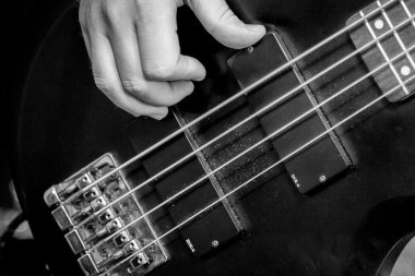 Elektro gitar çalan adam